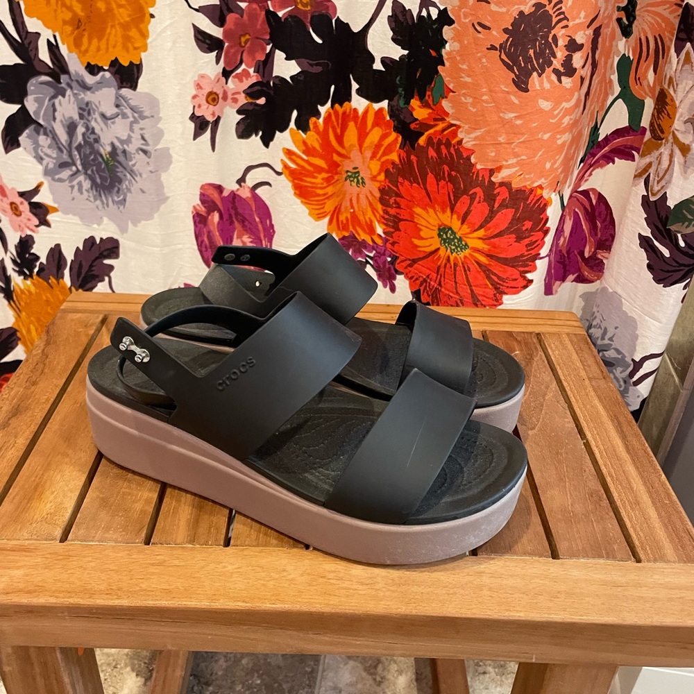 Crocs Women's Black and Tan Platform Sandals size 11 - Picture 4 of 5